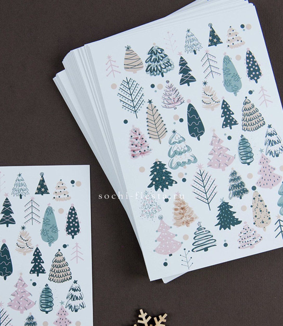 рождественский венок из пихты с шишками и красной лентой для небольшого города