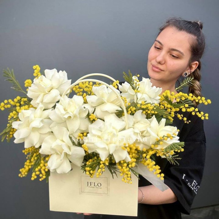 Французские Розы и мимоза  в сумочке  в Химкие