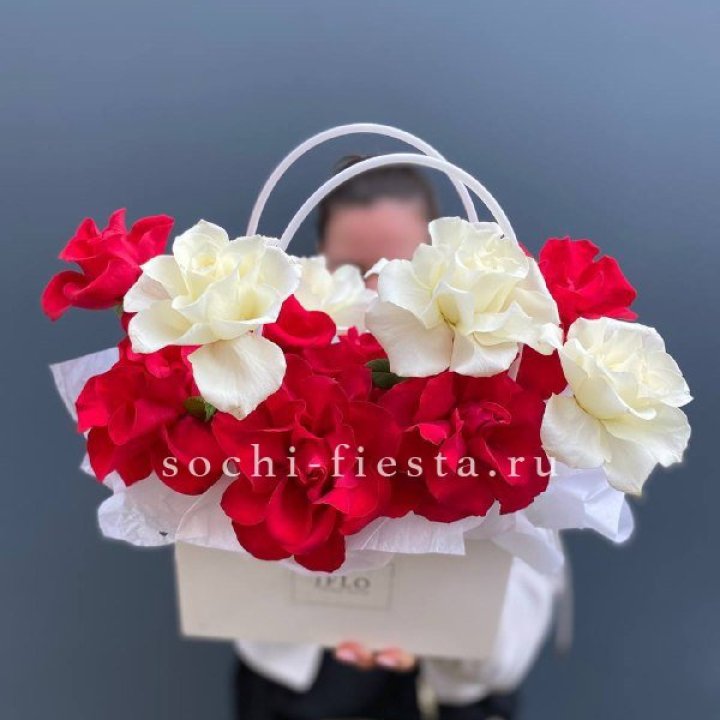 Сумочка  красных и белых роз в Химкие
