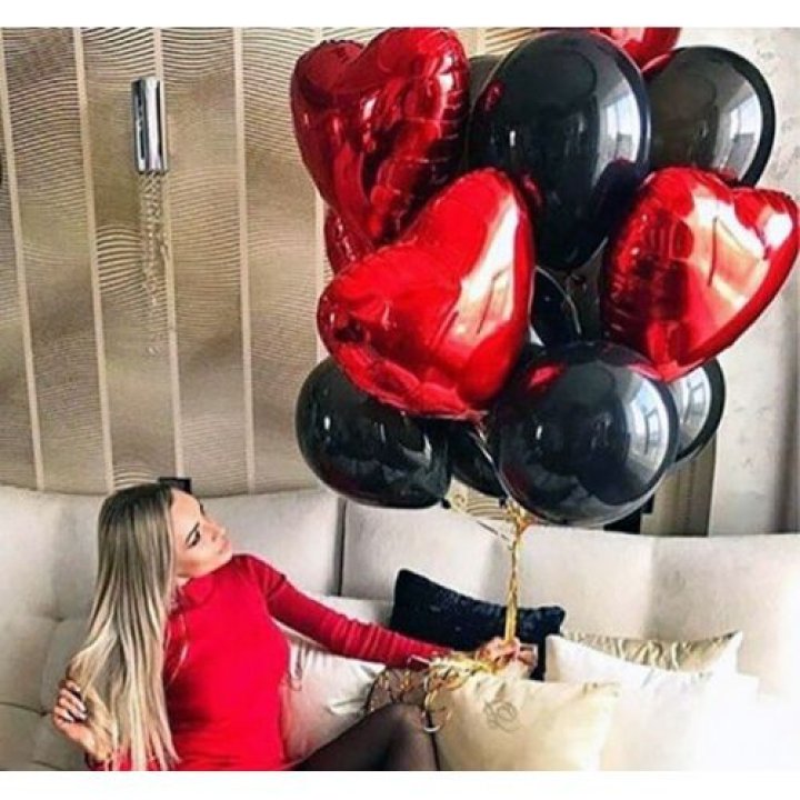 Фонтан из красных сердец с чёрными шарами  в Химкие