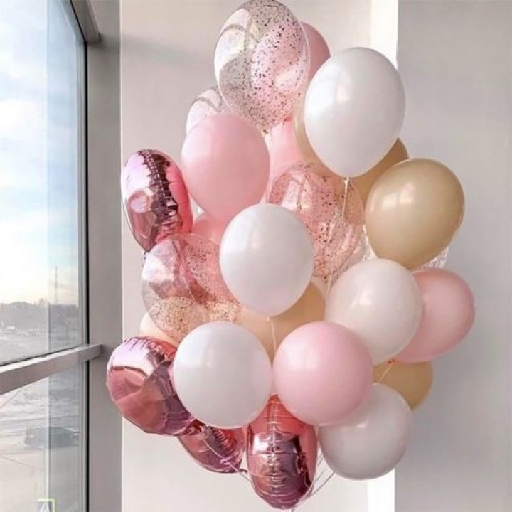 Фонтан шаров розового и белого цветов в Химкие