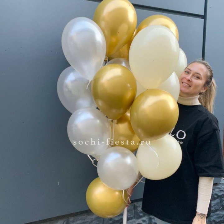 Облако шаров из белого и золотого оттенков в Химкие