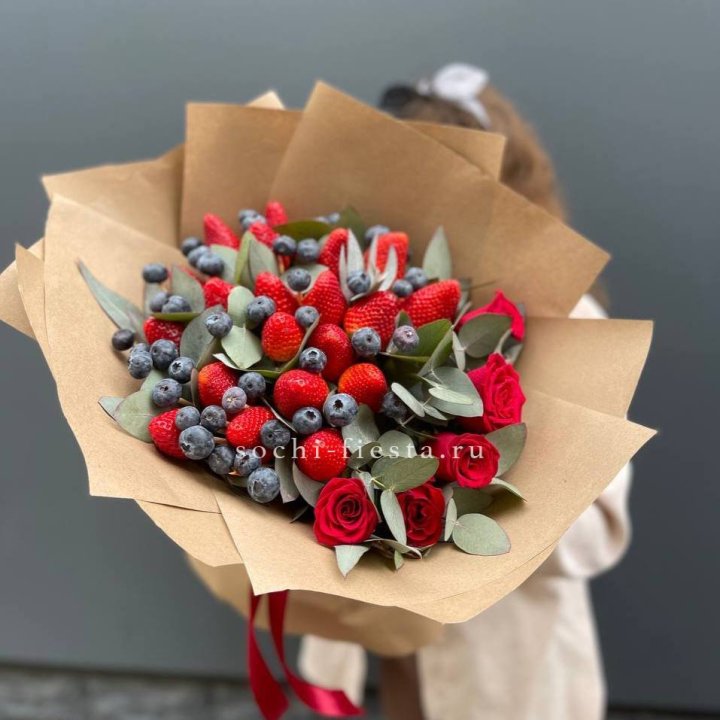 Клубника и голубика с цветами в Химкие
