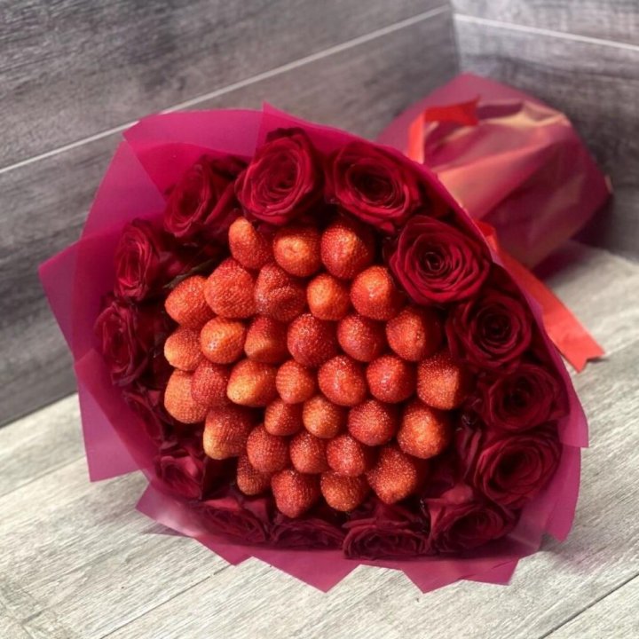 Клубничный букет с розами в Химкие