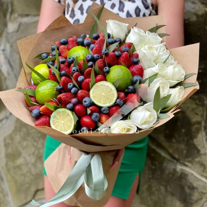 Ягодно-цитрусовый букет с розами в Химкие