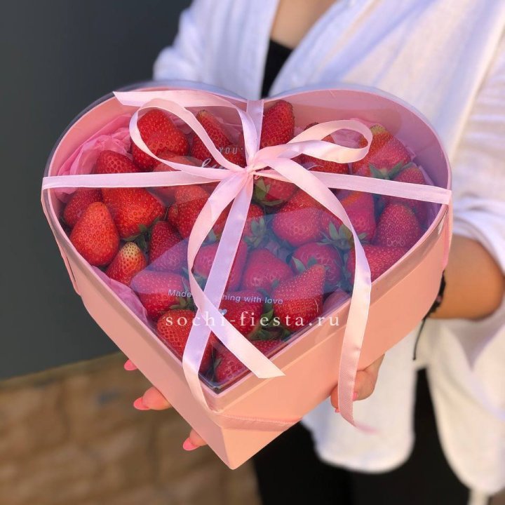 Коробочка сердце  с клубникой в Химкие