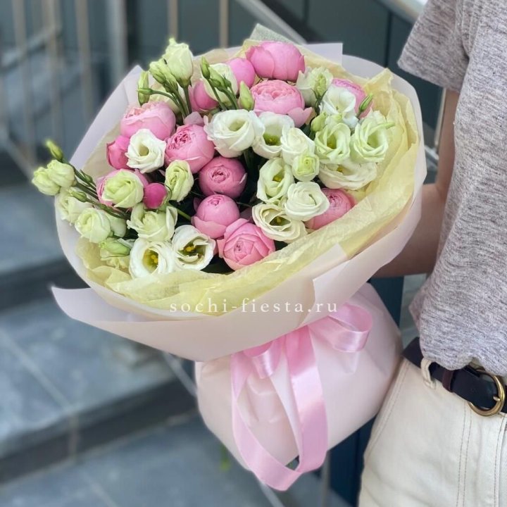 Букет кустовых роз с эустомой в Химкие