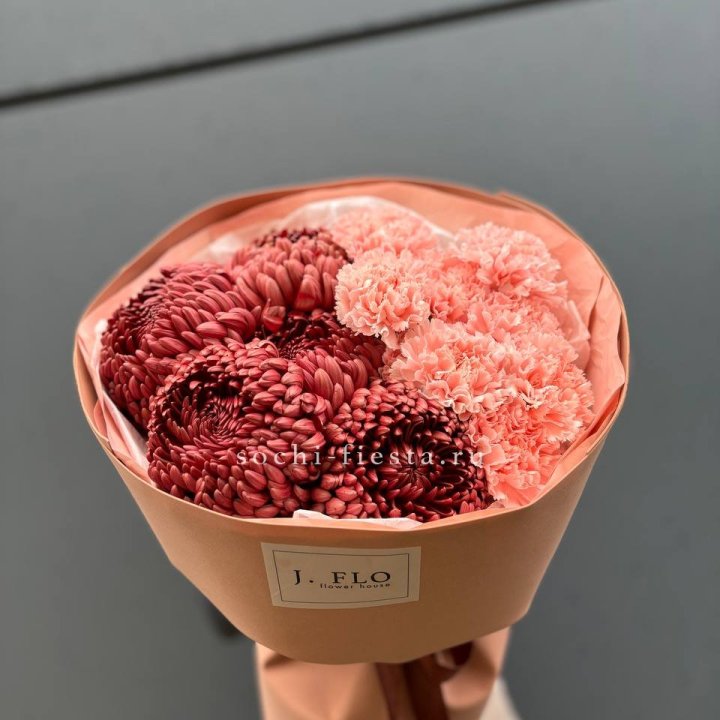 Букет хризантем и диантусов  в Химкие