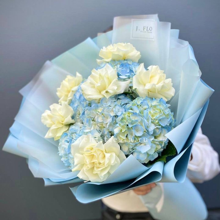  Букет из голубых гортензий и роз  в Химкие
