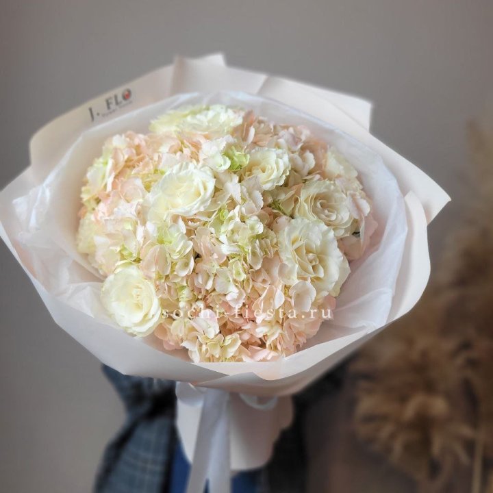  Букет гортензии и роз  в Химкие