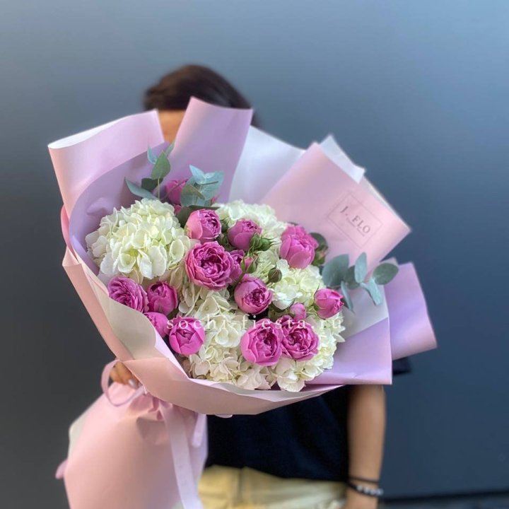 Букет белых гортензий и пионовидных роз  в Химкие