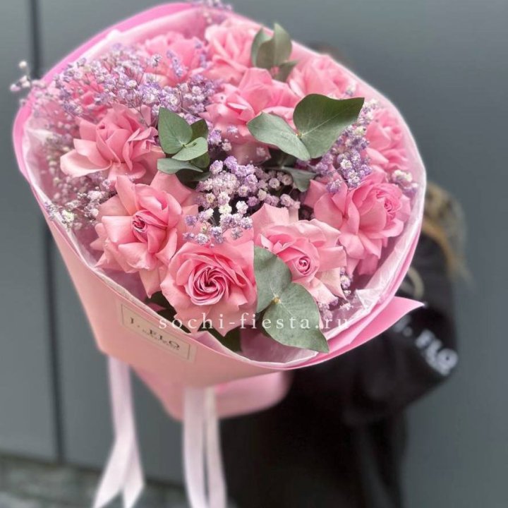 Розовые французские розы с гипсофилой в Химкие