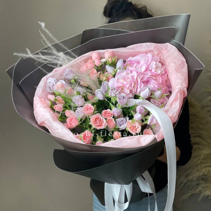  Букет гортензии и роз "Саперави" в Химкие