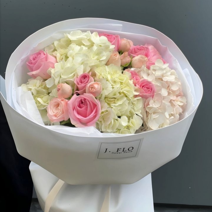  Букет гортензии и роз  "Тиамо" в Химкие