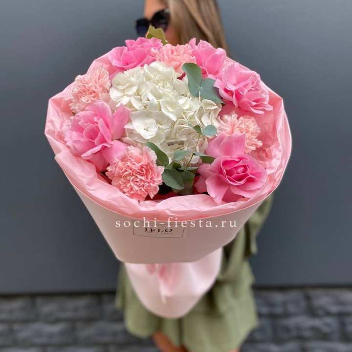  Букет роз и гортензии "Навола" в Химкие