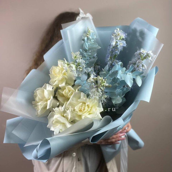 Букет из белых французских роз и дельфиниума в Химкие