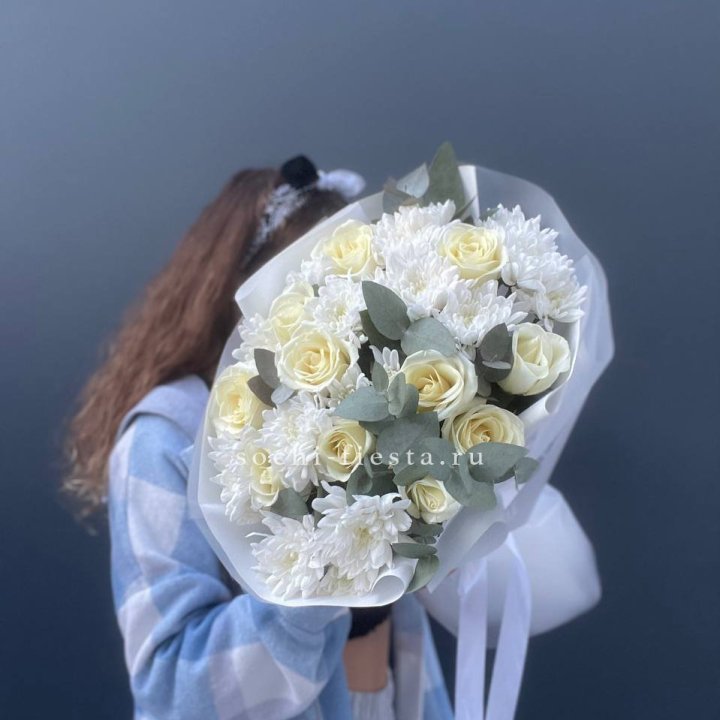  Букет белых роз с хризантемой  в Химкие