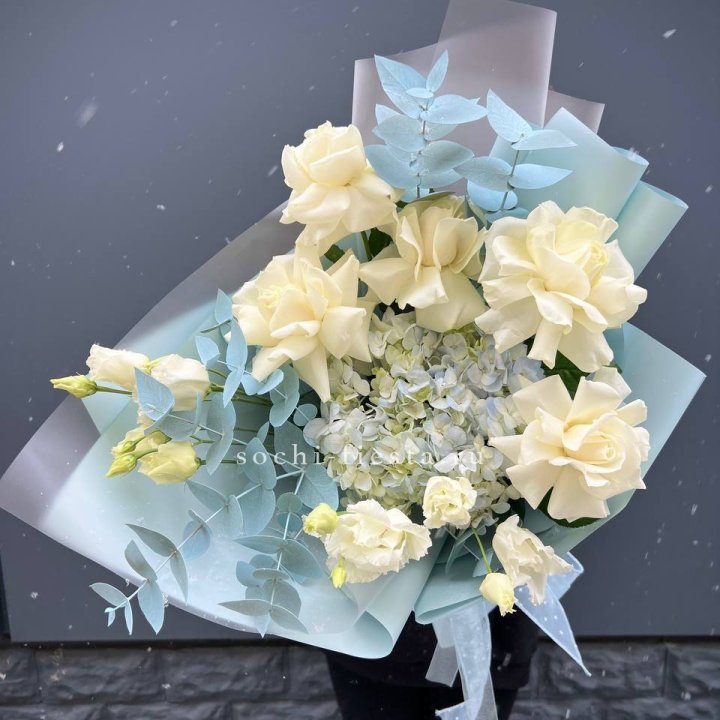 Букет с гортензией и белыми французскими розами в Химкие