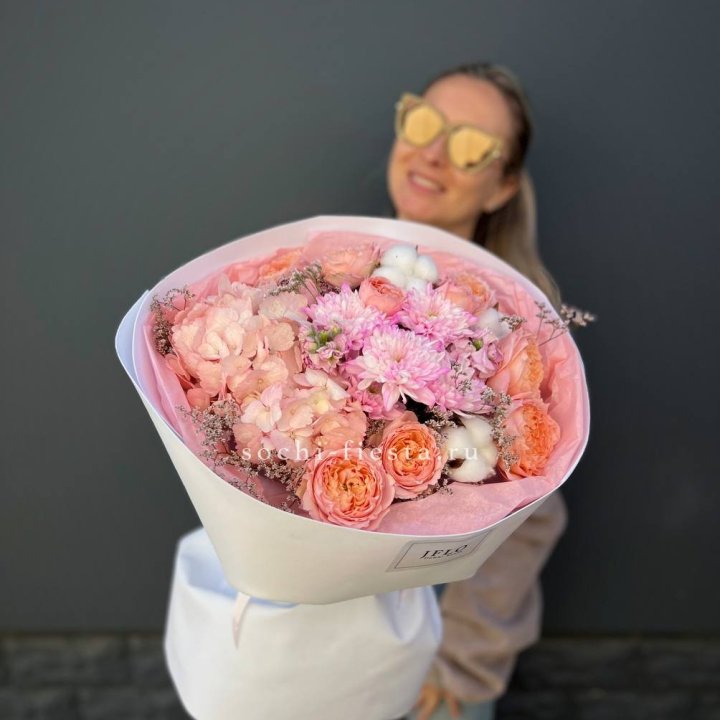 Букет гортензии и кустовых роз  в Химкие