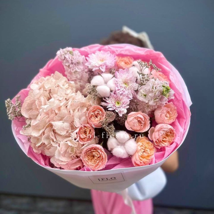 Букет гортензии и кустовых роз "Абрассо" в Химкие