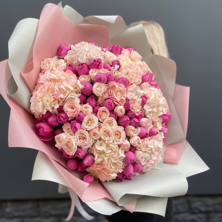 Букет кустовые розы и гортензия в Химкие