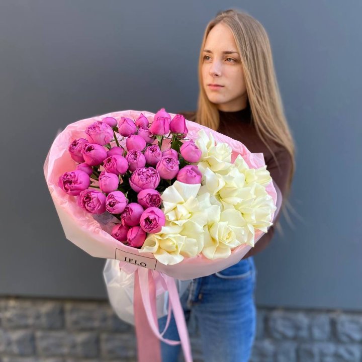 Дуо белых и кустовых роз в Химкие