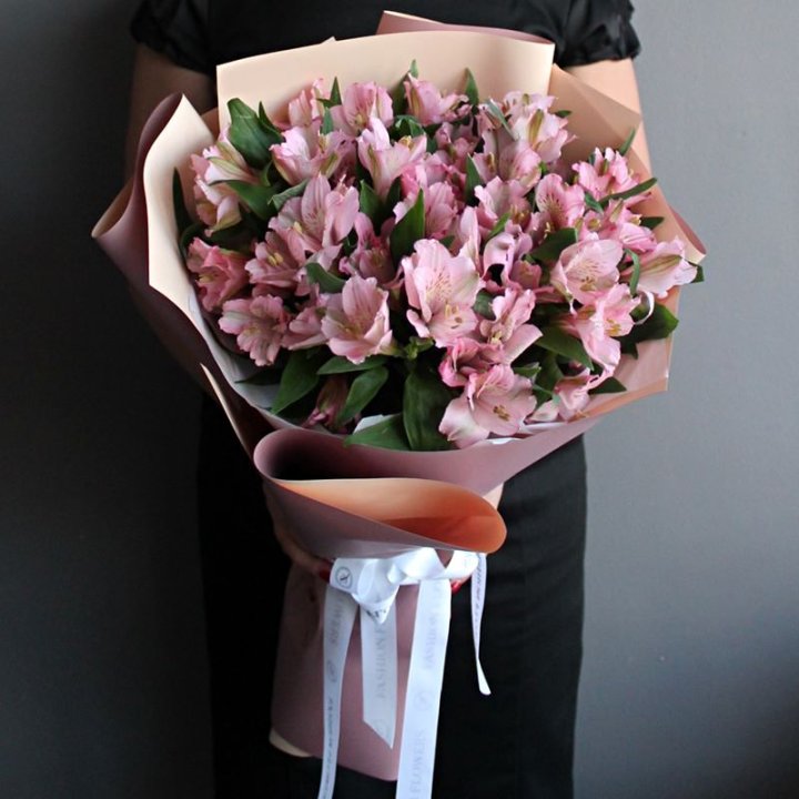 Букет розовых альстромерий в Химкие