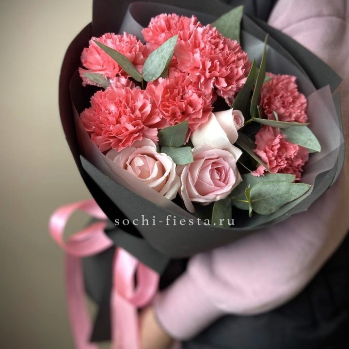 Букет из роз и диантусов "Пенелопа" в Химкие