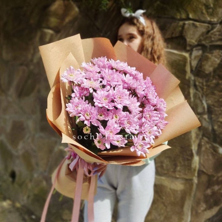 Букет хризантем в крафте в Химкие