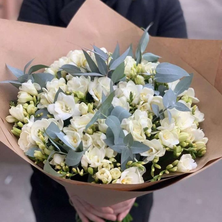 51 фрезия с эвкалиптом в Химкие