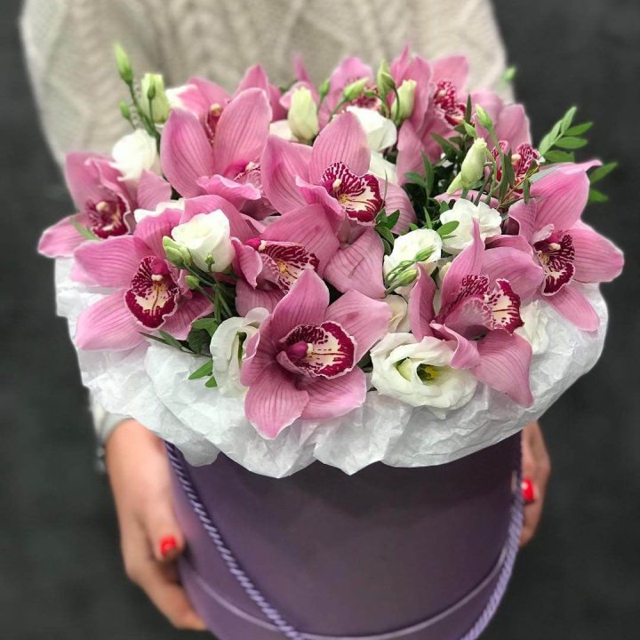 Орхидея и эустома в шляпной коробке в Химкие