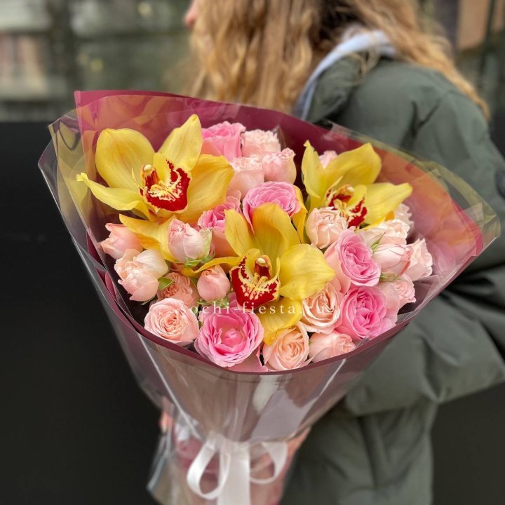  Букет орхидей и роз Есенья в Химкие