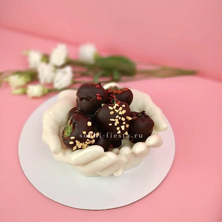 Клубника в шоколаде на шоколадных ладонях  в Химкие