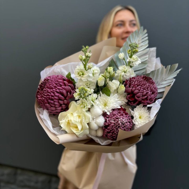 Хризантемы с маттиолой розами эустомой Чика в Химкие