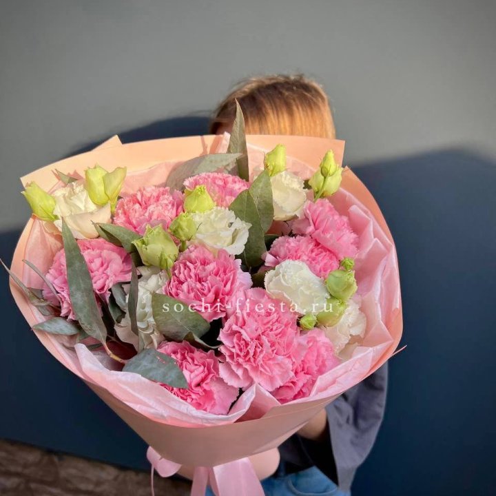 Букет гвоздик и  эустом "Сири" в Химкие