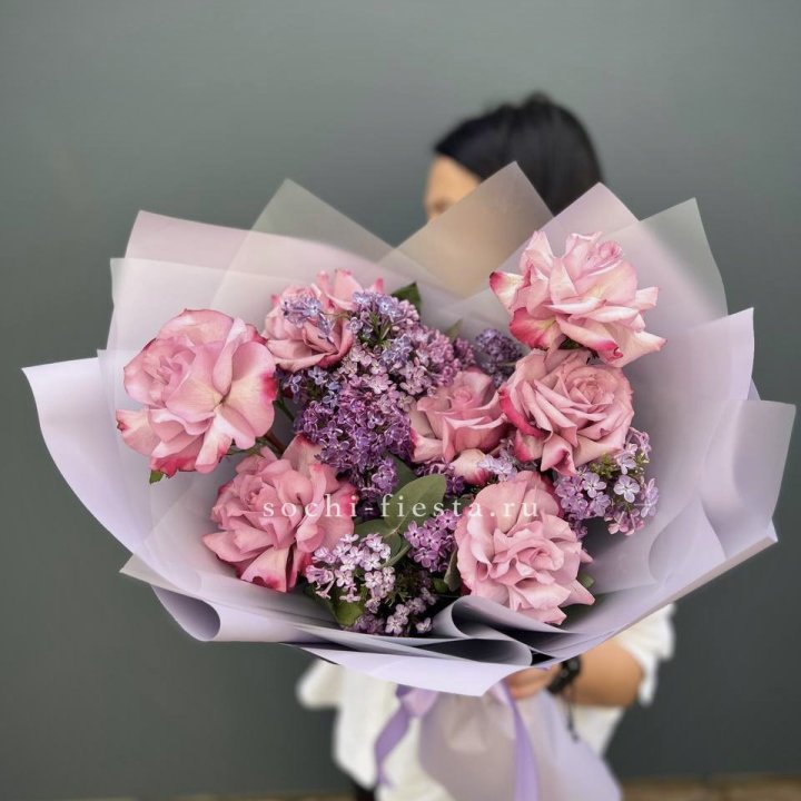 Букет из розовых роз и сирени в Химкие
