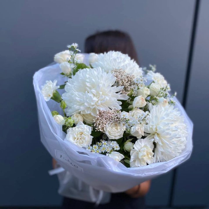 Букет хризантем и роз вайт шотс в Химкие