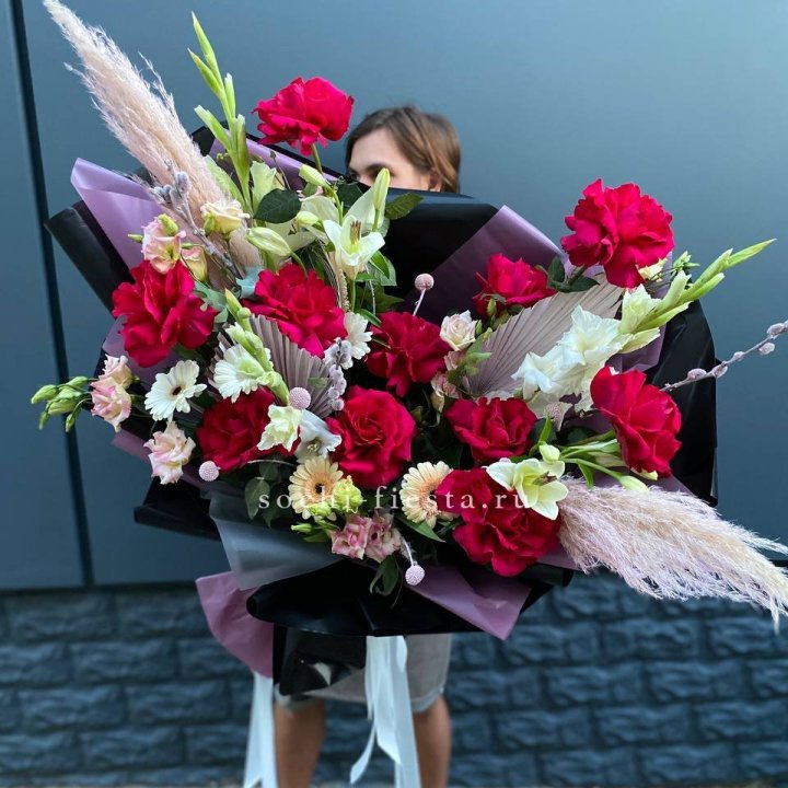 Дизайнерский букет Ред в Химкие