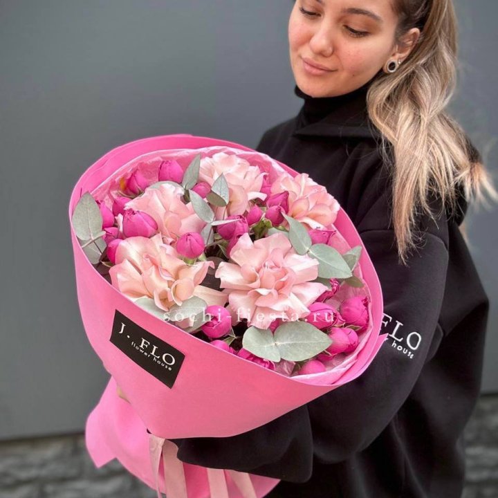 Букет французских и пионовидных роз "Ламиносо" в Химкие