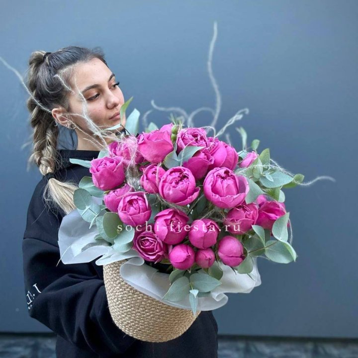 Пионовидные розы  в джутовом кашпо  в Химкие