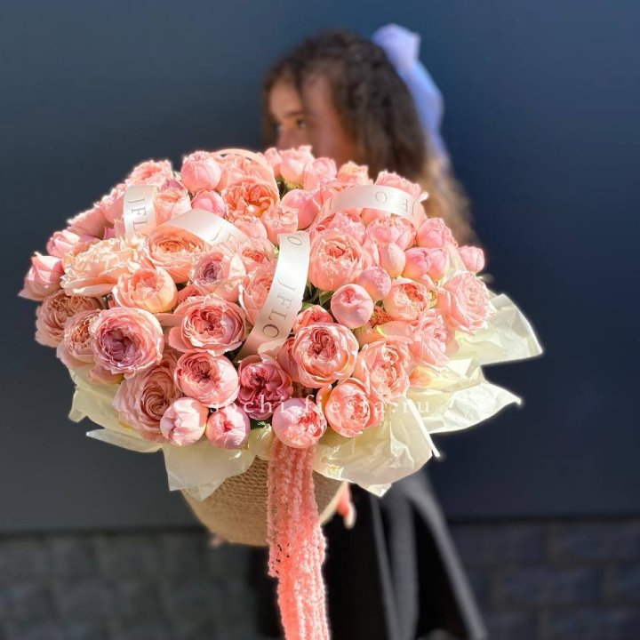 Кустовые розы Джульетта в джутовом кашпо в Химкие