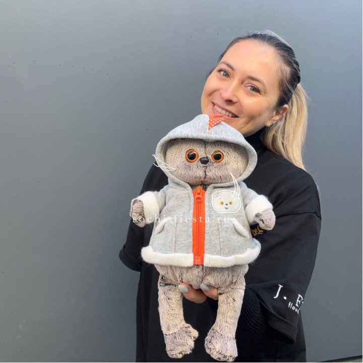 Кот Басик в толстовке в Химкие