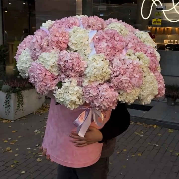 Дизайнерский цилиндр с гортензиями  в Химкие