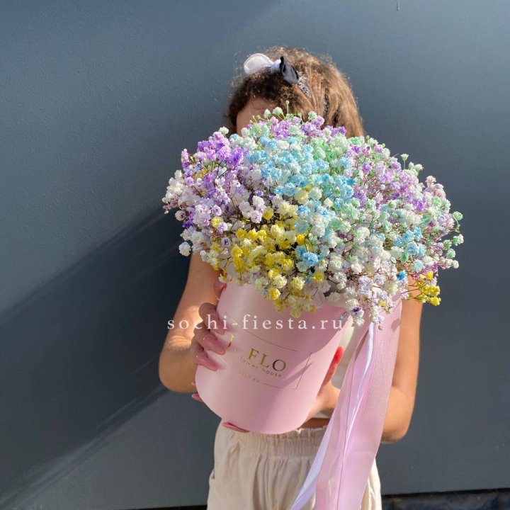 Радужные гипсофилы в шляпной коробке в Химкие
