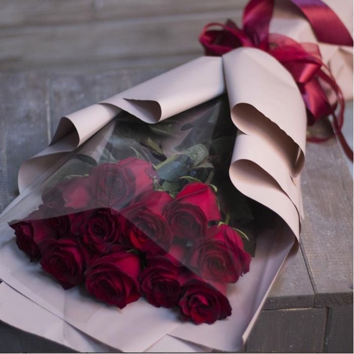 11 голландских роз в оформлении в Химкие