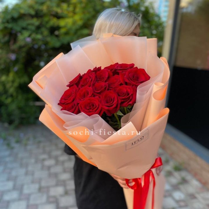 15 голландских роз в оформлении в Химкие