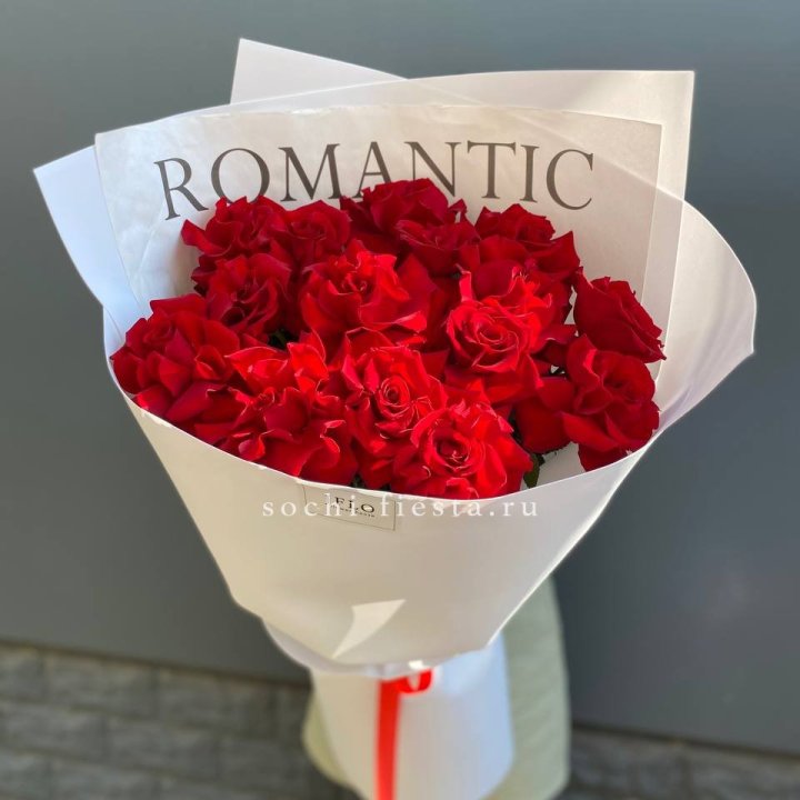 19 высоких роз в оформлении в Химкие