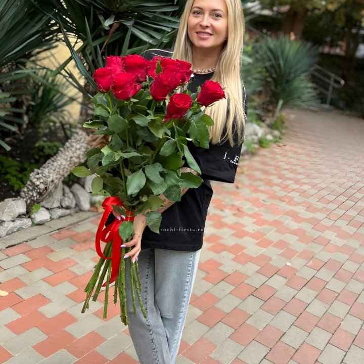 15 высоких красных роз в Химкие