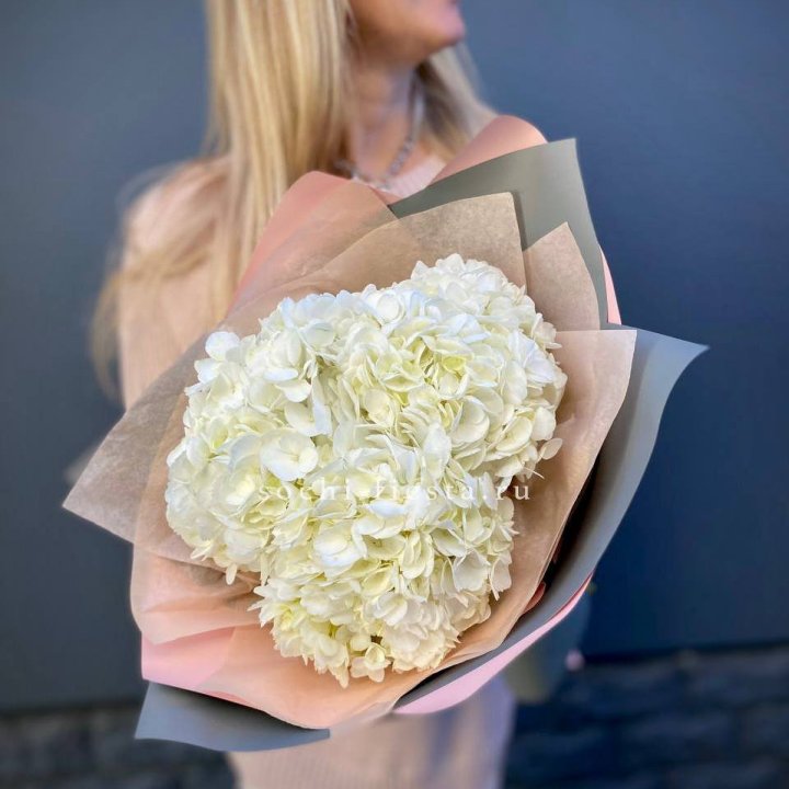 Букет из трёх белых гортензий в Химкие