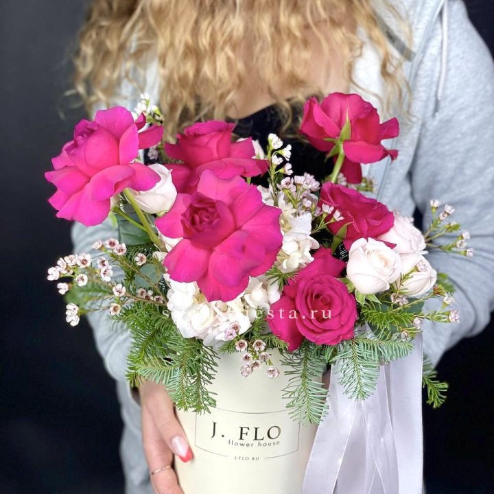 Новогодняя композиция в коробке пинк розе в Химкие